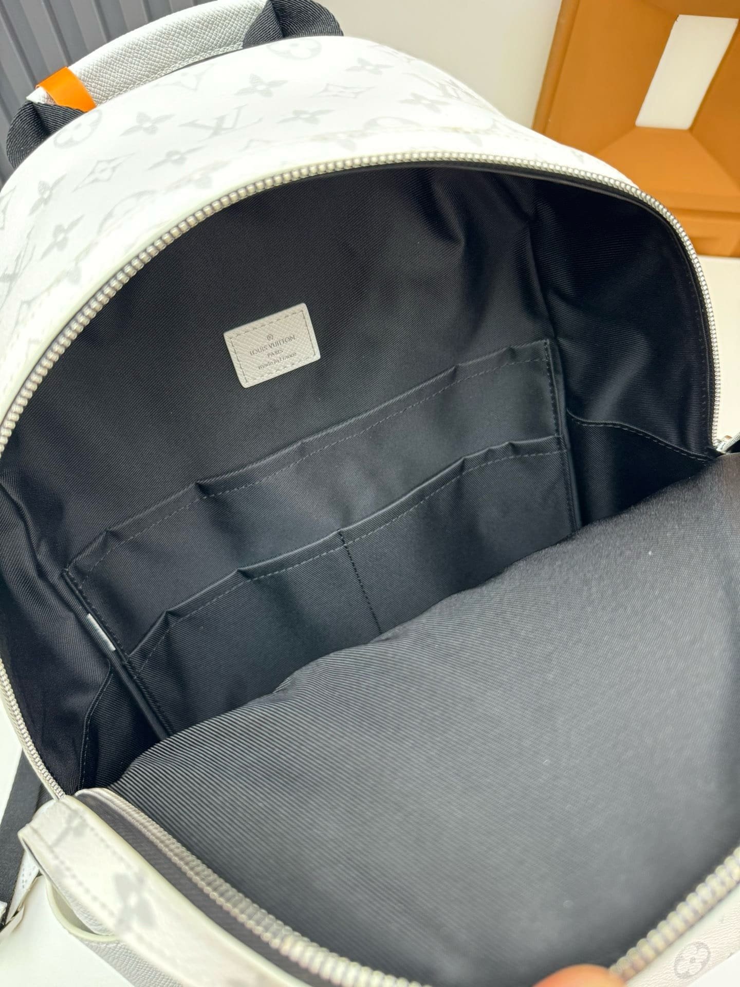 L0vis Vvtt0n M31061 Discovery Backpack
