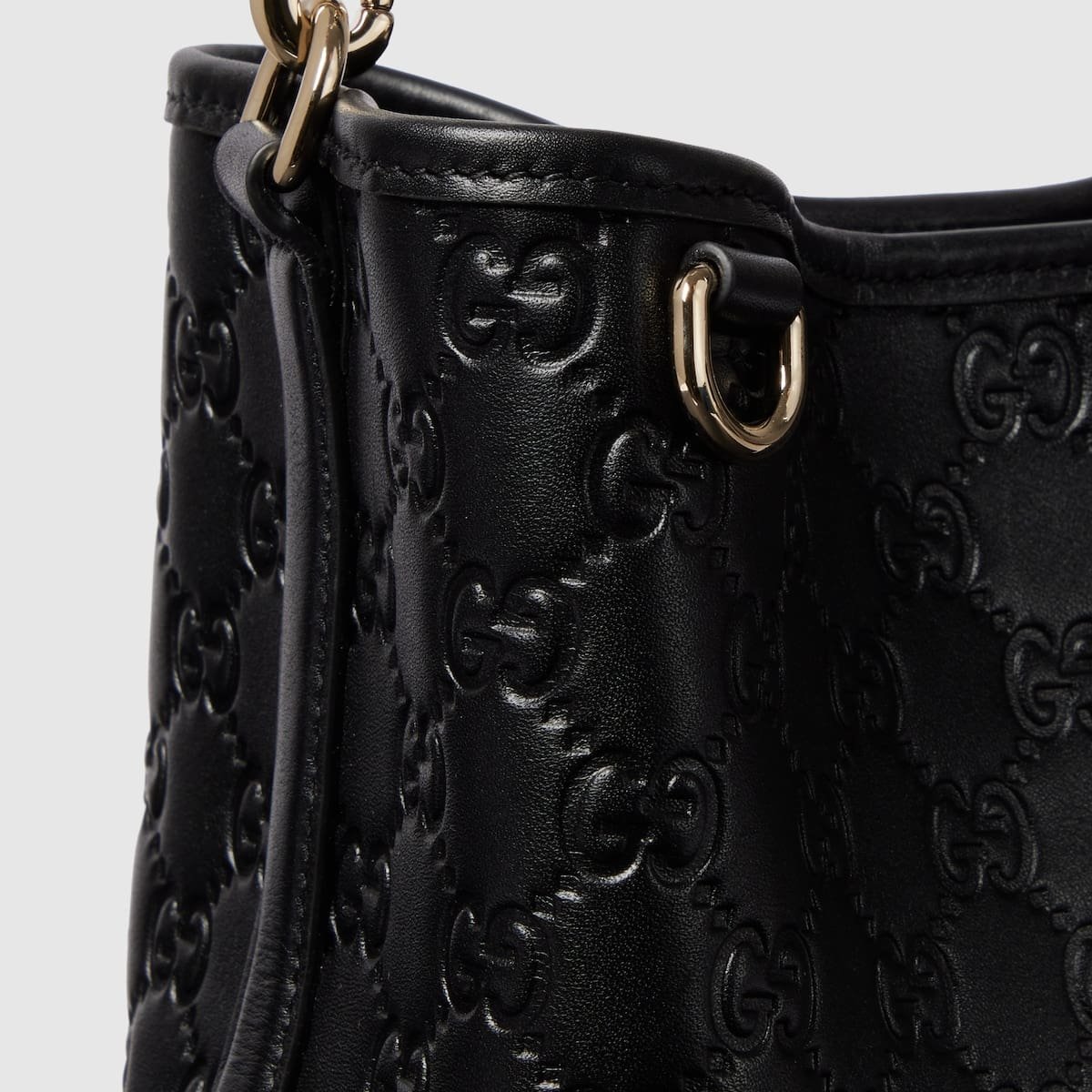 Gvc*1 Emblem small bucket bag