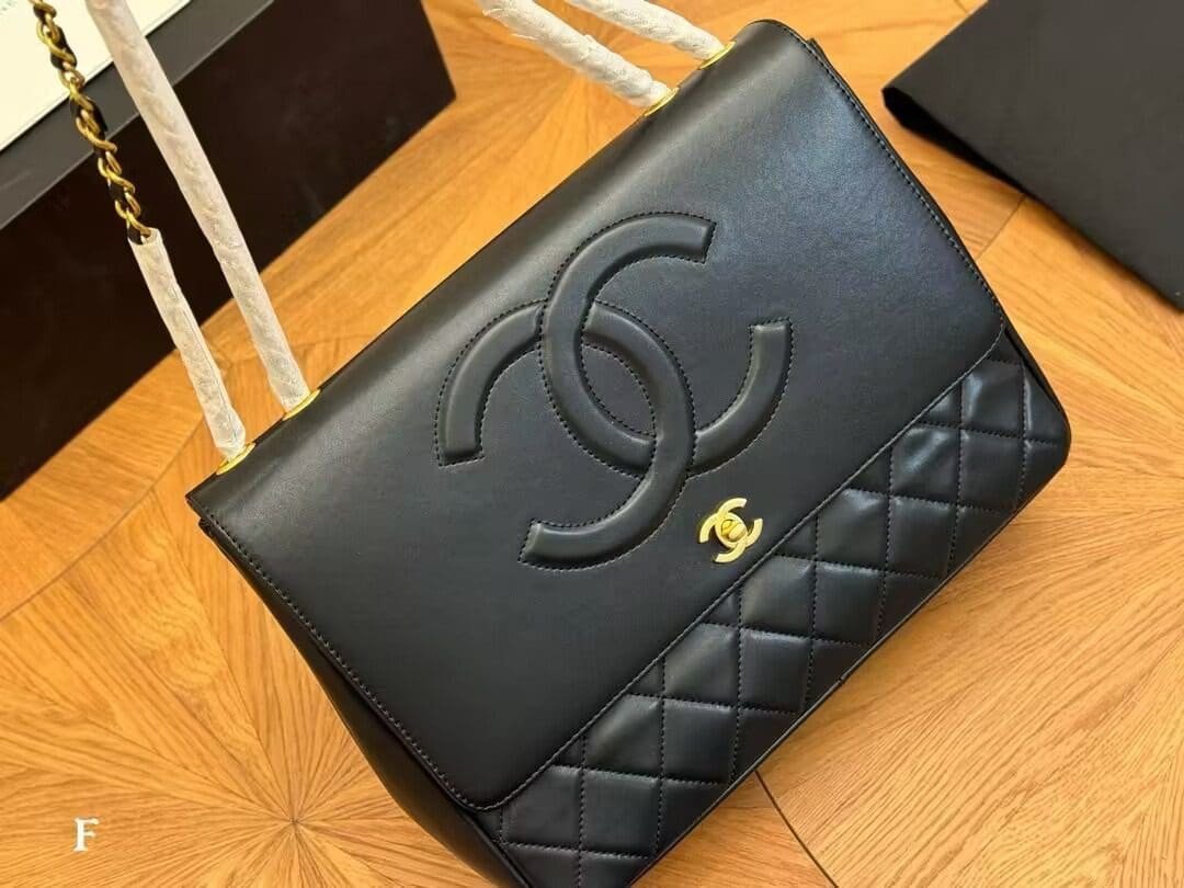 Ch**el 1992 shoulder bag with flap top