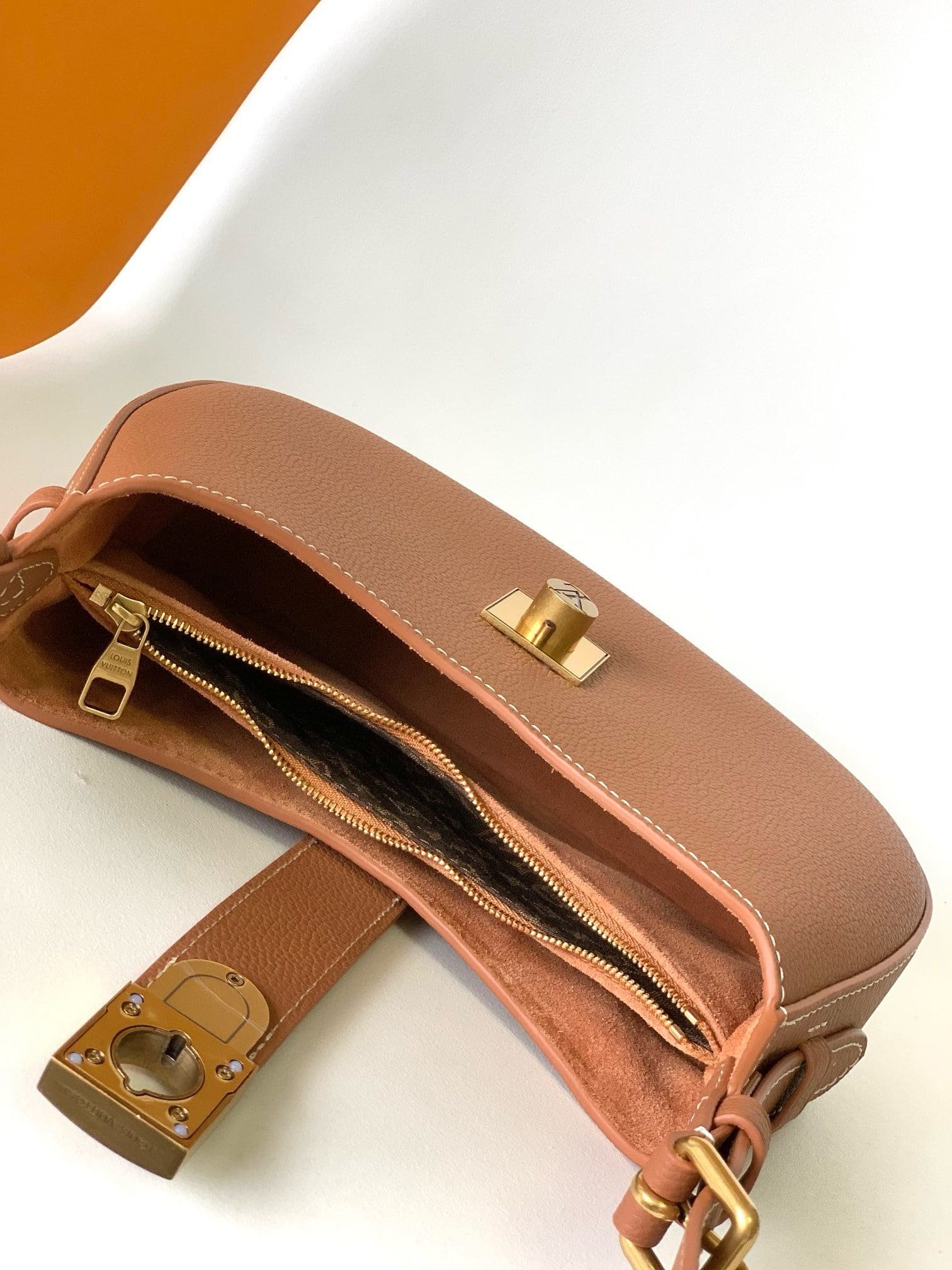L0vis Vvtt0n M24885 Low Key Shoulder Bag