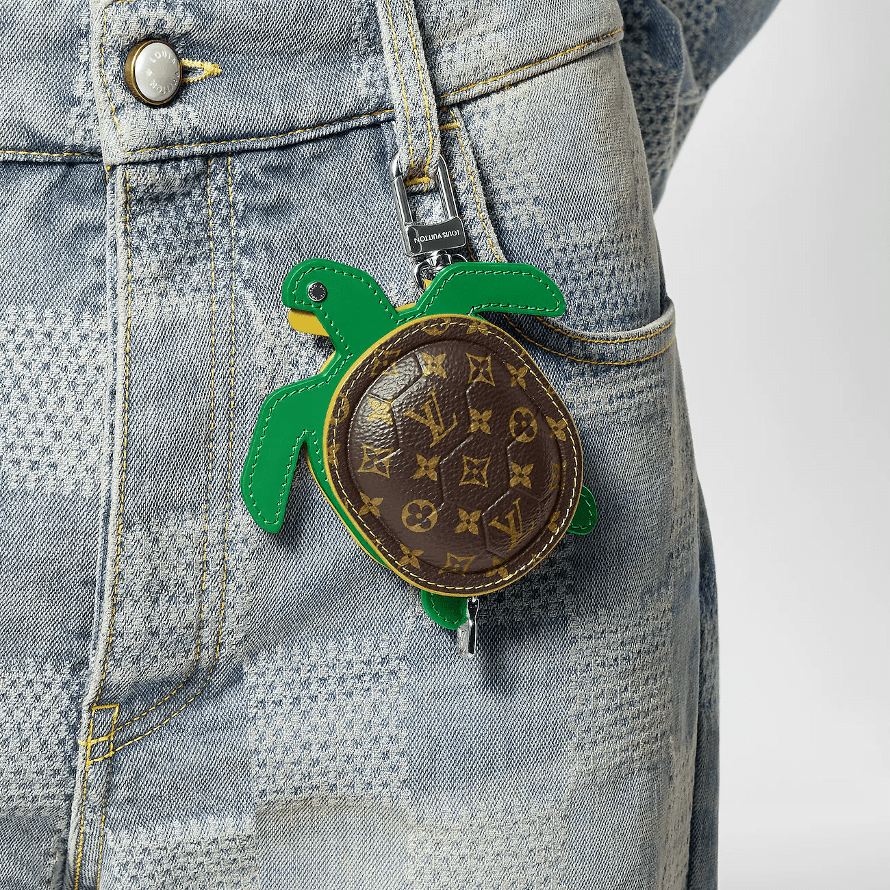 L0vis Vvtt0n M01471 LV Turtle Pouch Bag Charm