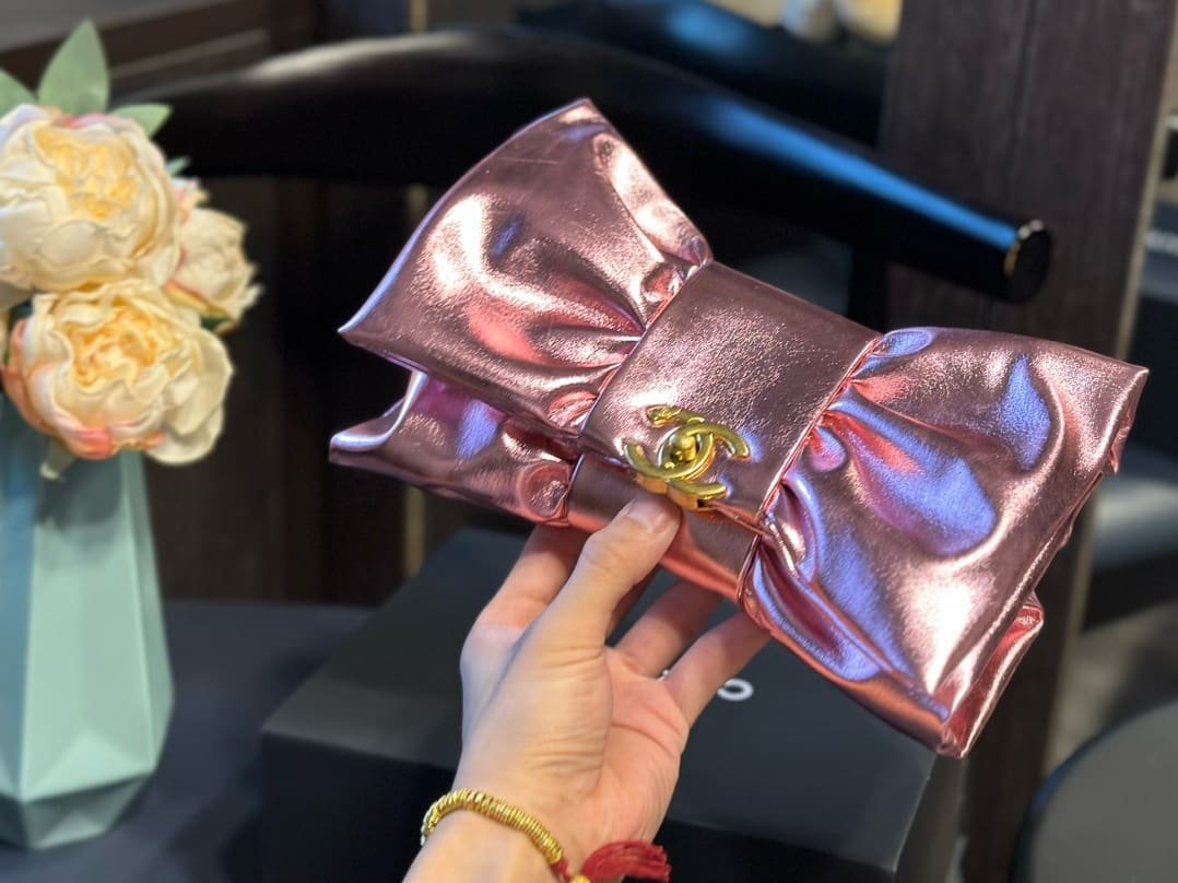 Ch**el Clutch Metallic Lambskin & Gold-Tone Metal Pink