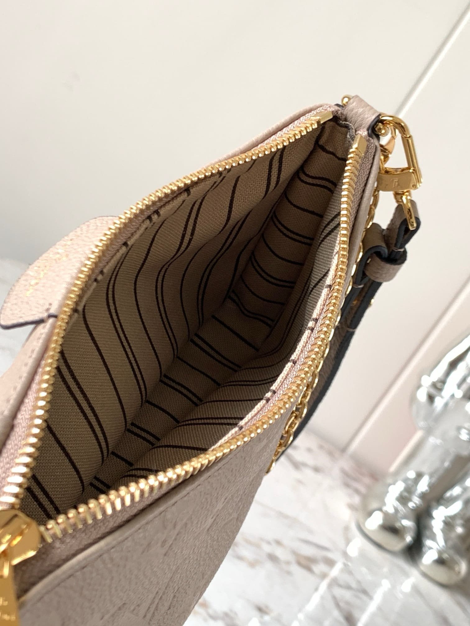 L0vis Vvtt0n M81862 Easy Pouch On Strap