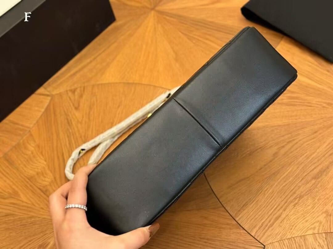 Ch**el 1992 shoulder bag with flap top