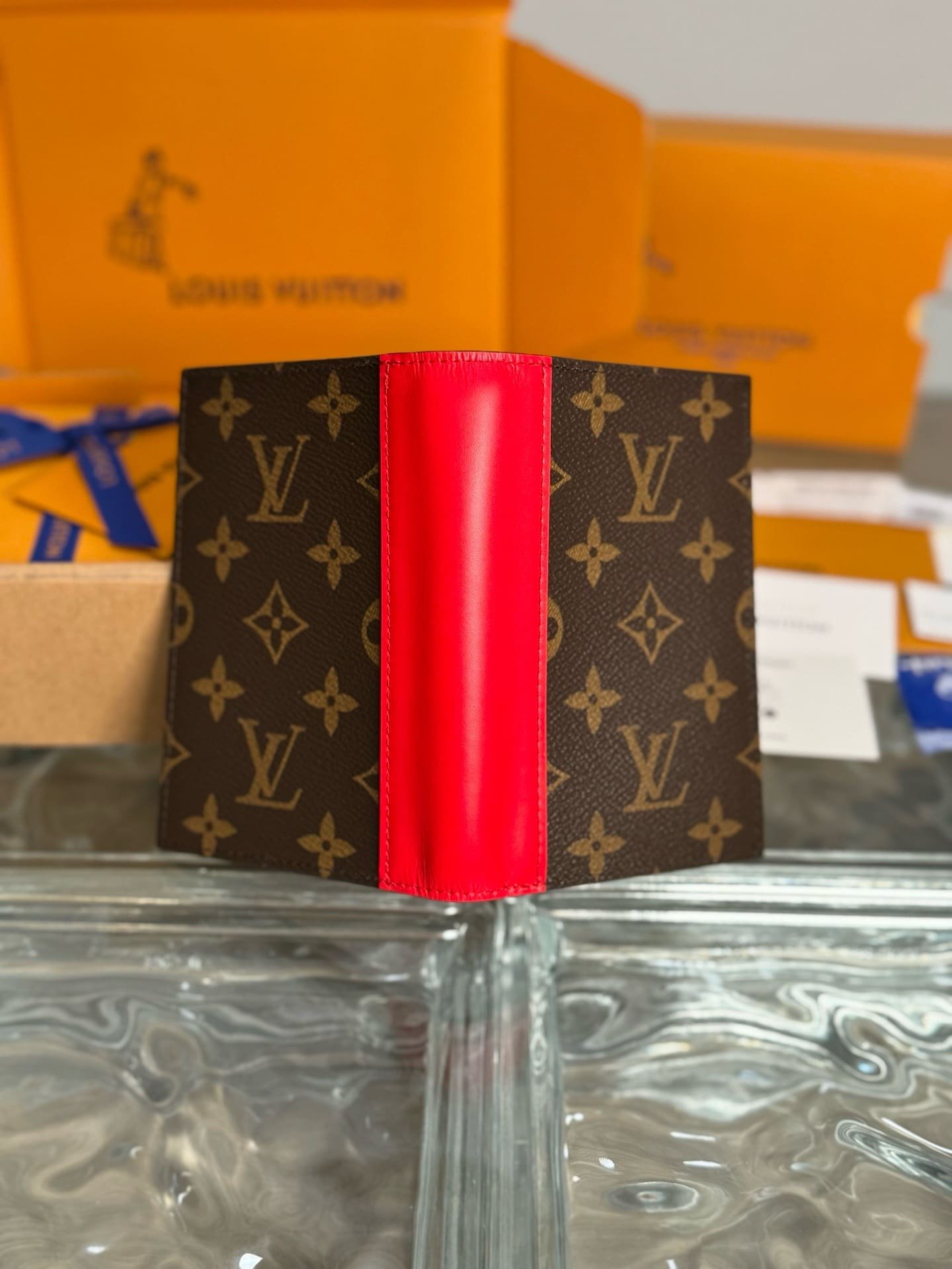 L0vis Vvtt0n M12824 Passport Cover