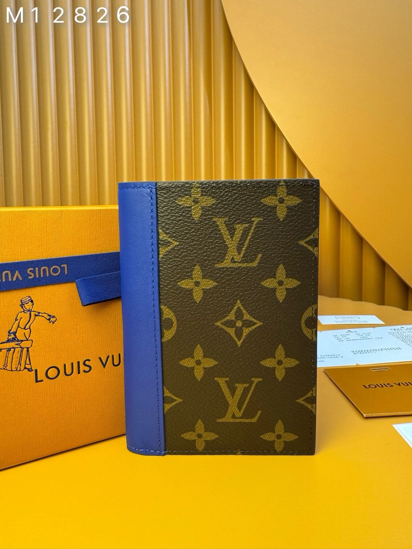 L0vis Vvtt0n M12826 Passport Cover