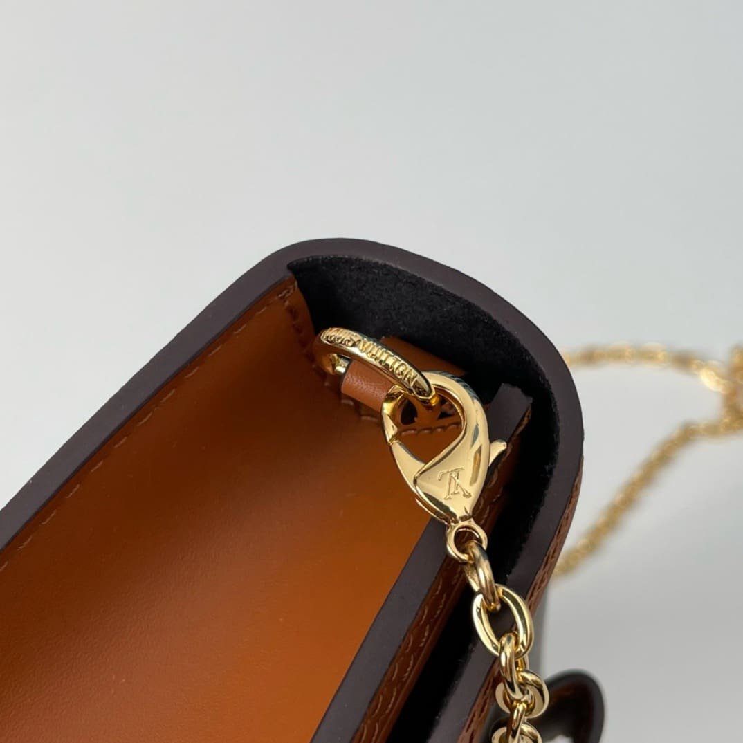 L0vis Vvtt0n Dauphine Chain Wallet M68746