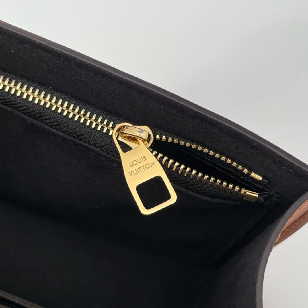 L0vis Vvtt0n Dauphine Chain Wallet M68746