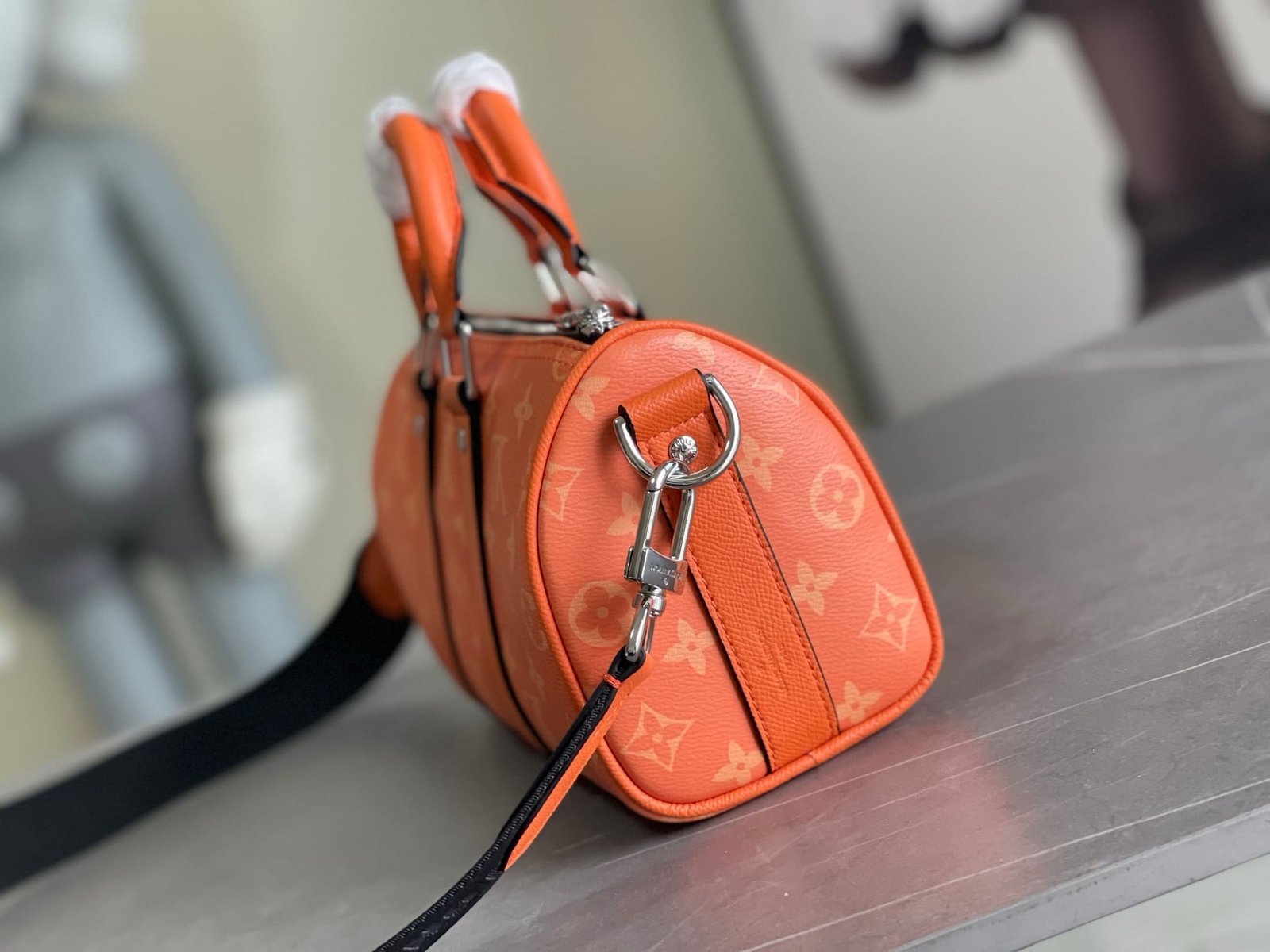 L0vis Vvtt0n M31044 KEEPALL BANDOULIÈRE 25 travel bag