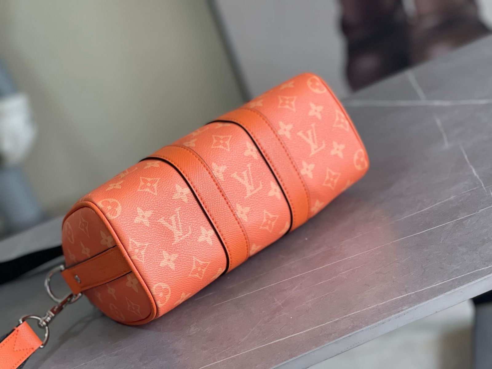 L0vis Vvtt0n M31044 KEEPALL BANDOULIÈRE 25 travel bag