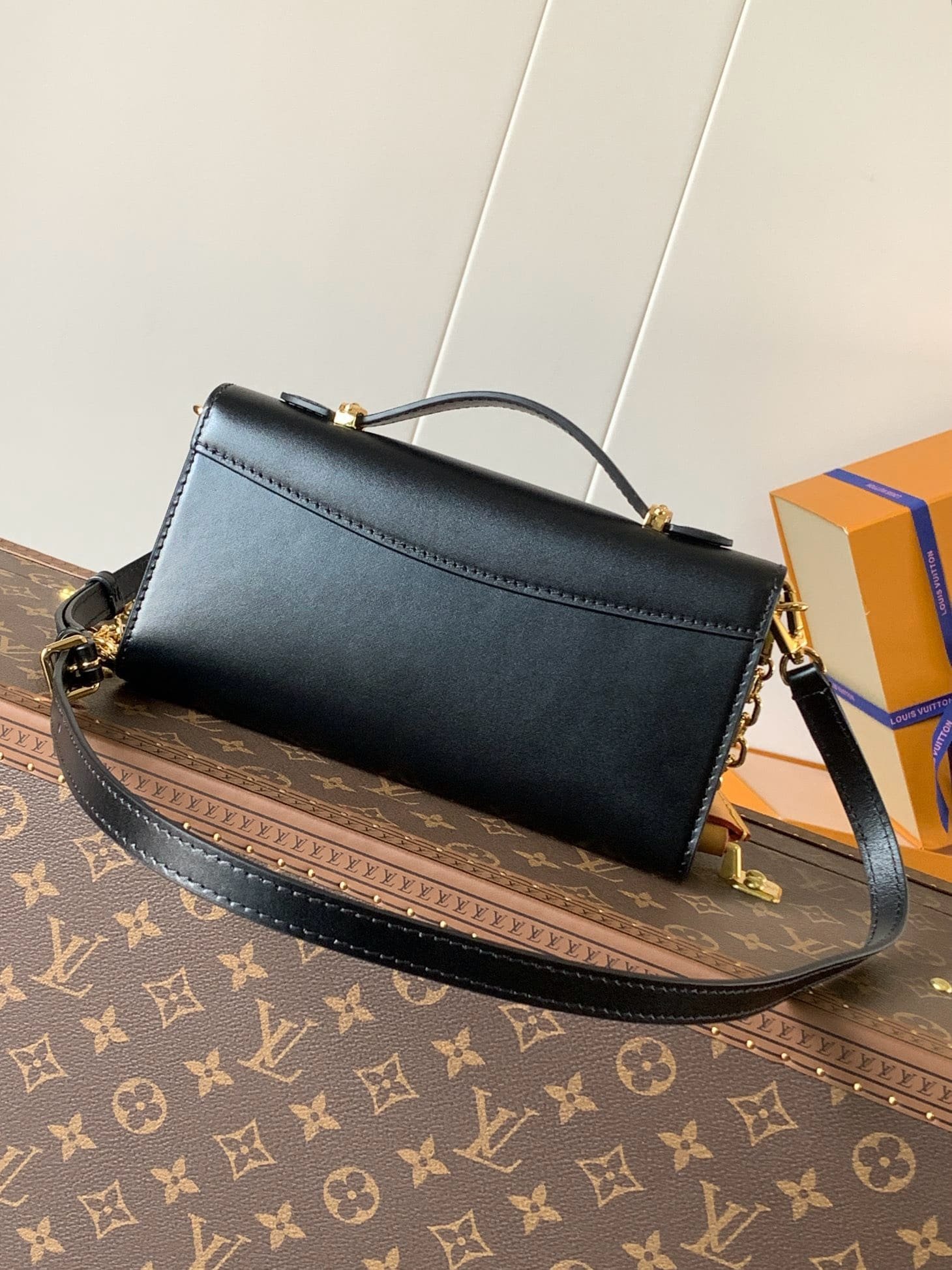 L0vis Vvtt0n M12143 Wallet On Chain Capucines