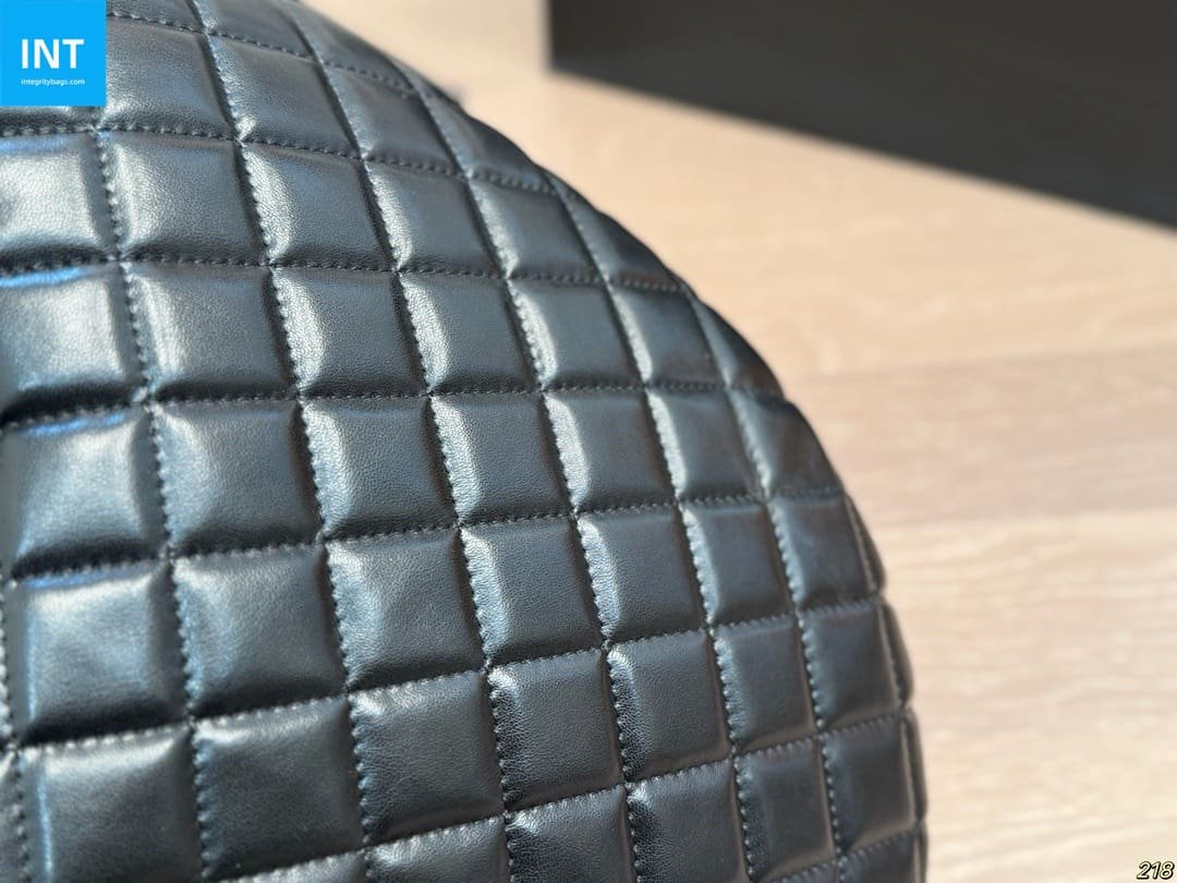 Sa1nt Lau*nt ICARE hobo in quilted nappa