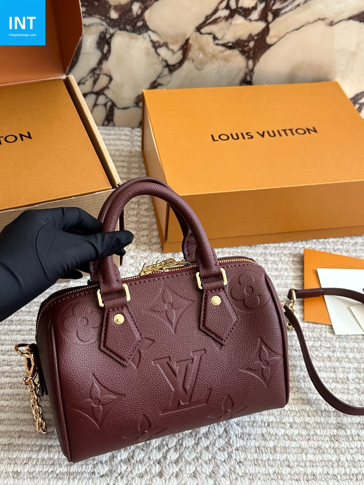 L0vis Vvtt0n M25929 Speedy 20 with shoulder strap