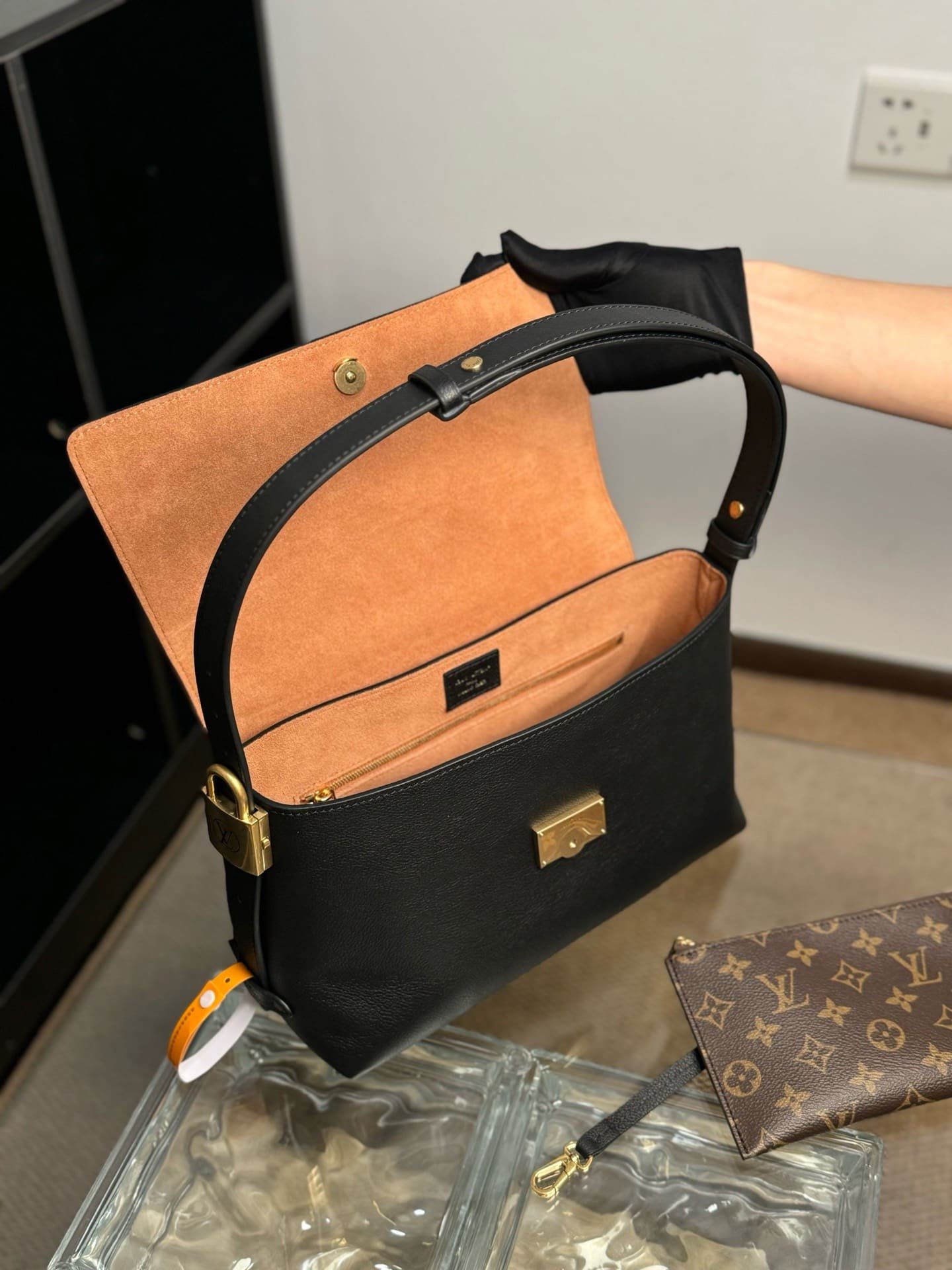 L0vis Vvtt0n M13148 Low Key Messenger