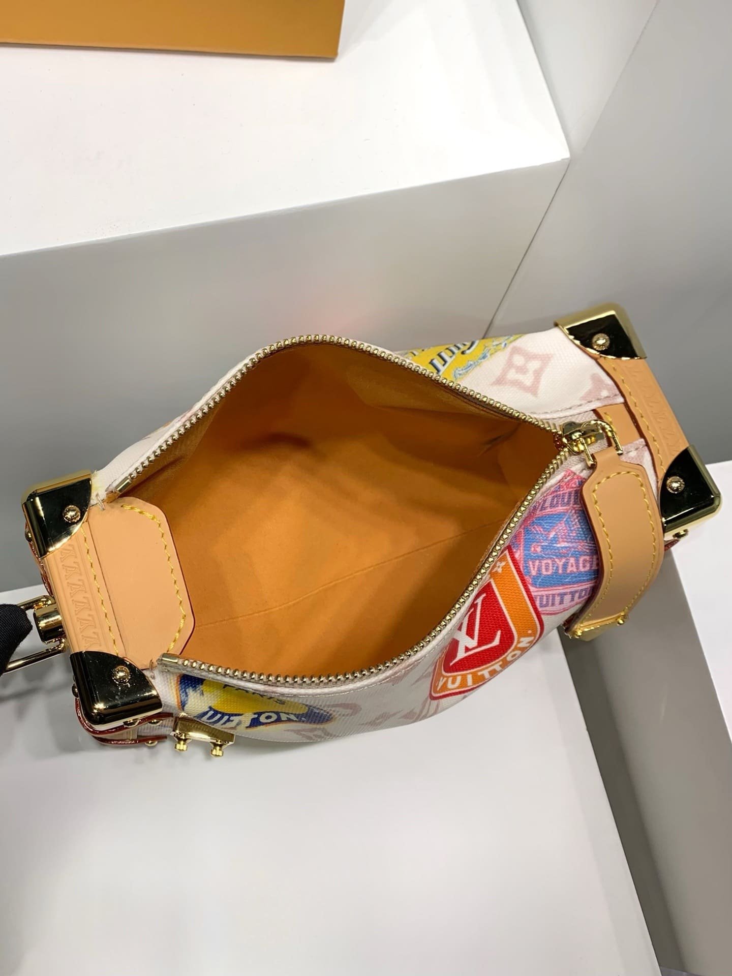 L0vis Vvtt0n M14606 Side Trunk MM