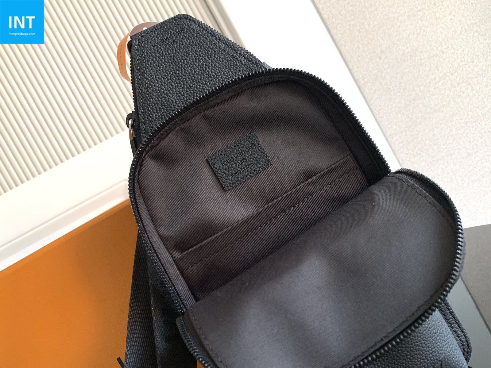 L0vis Vvtt0n M15255 Avenue Slingbag PM