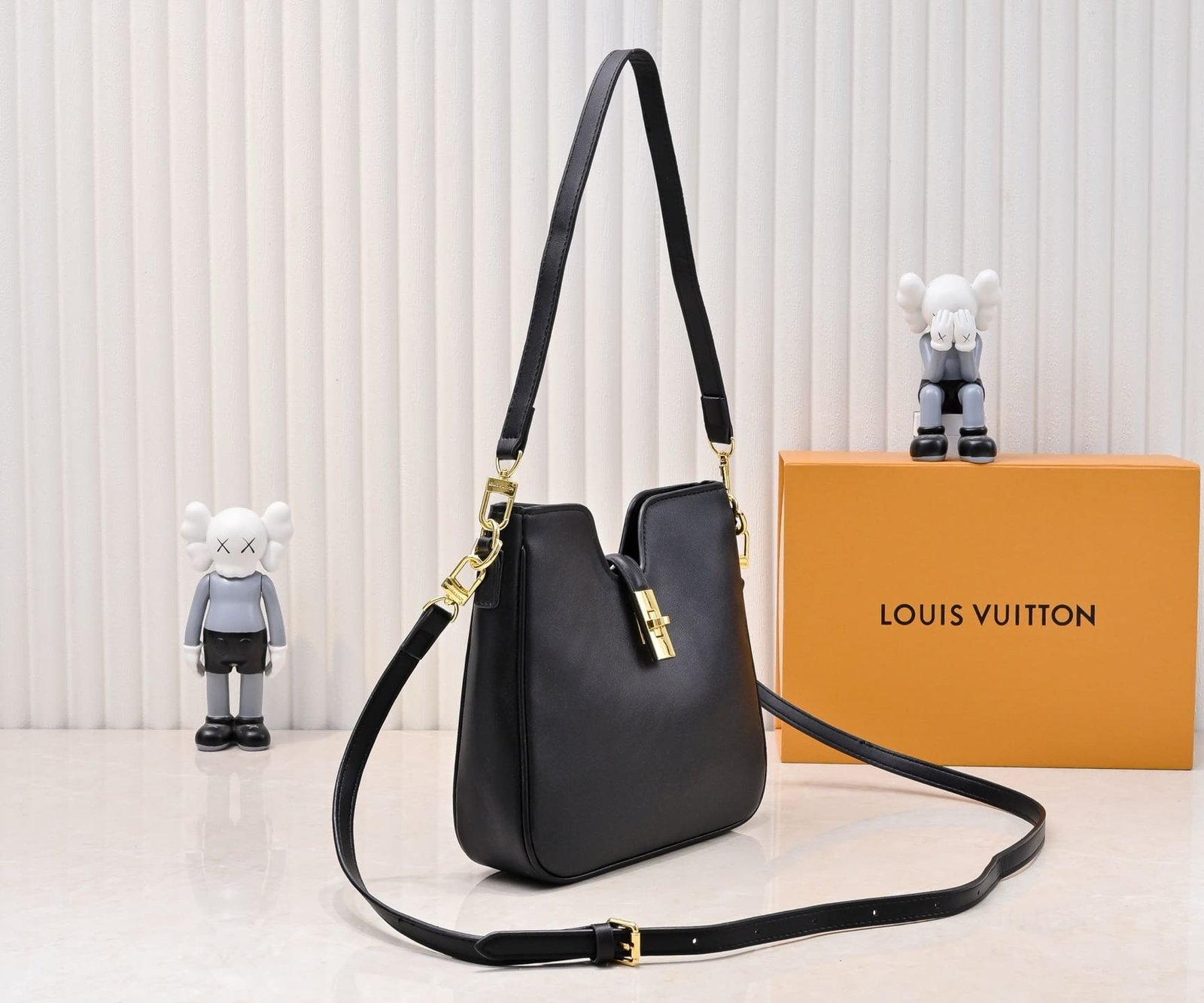 L0vis Vvtt0n’s new hobo bag