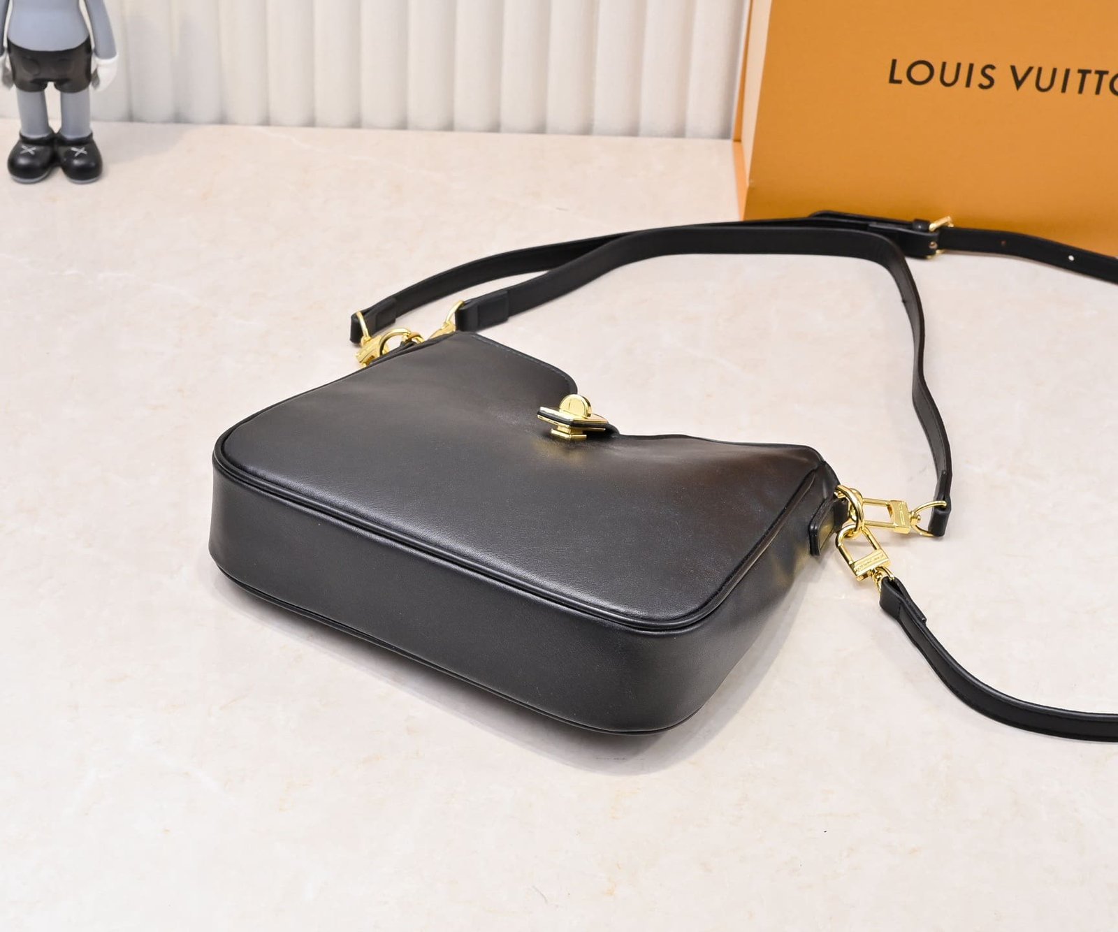 L0vis Vvtt0n’s new hobo bag