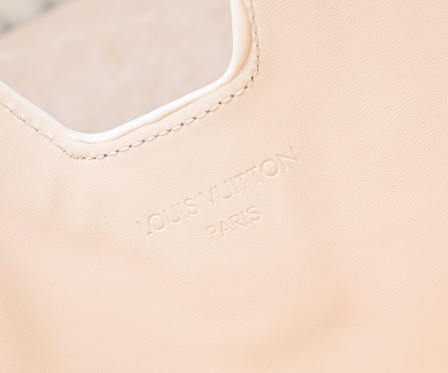 L0vis Vvtt0n’s new hobo bag
