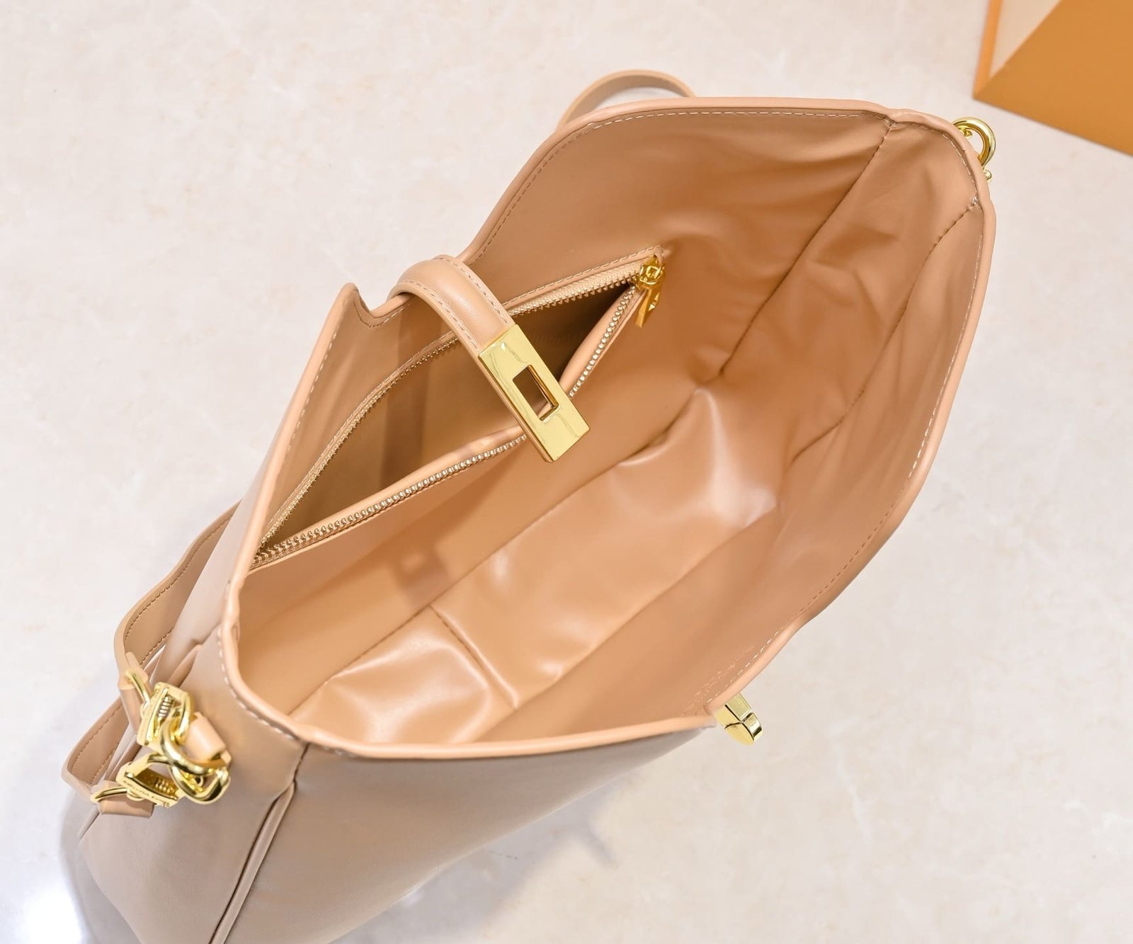 L0vis Vvtt0n’s new hobo bag