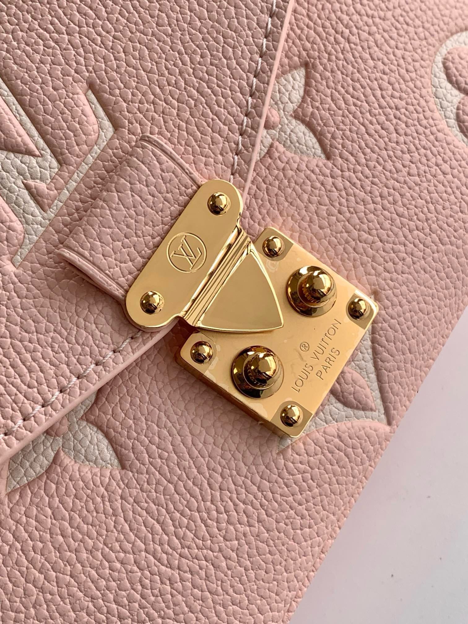 L0vis Vvtt0n M14208 Pochette Métis East West