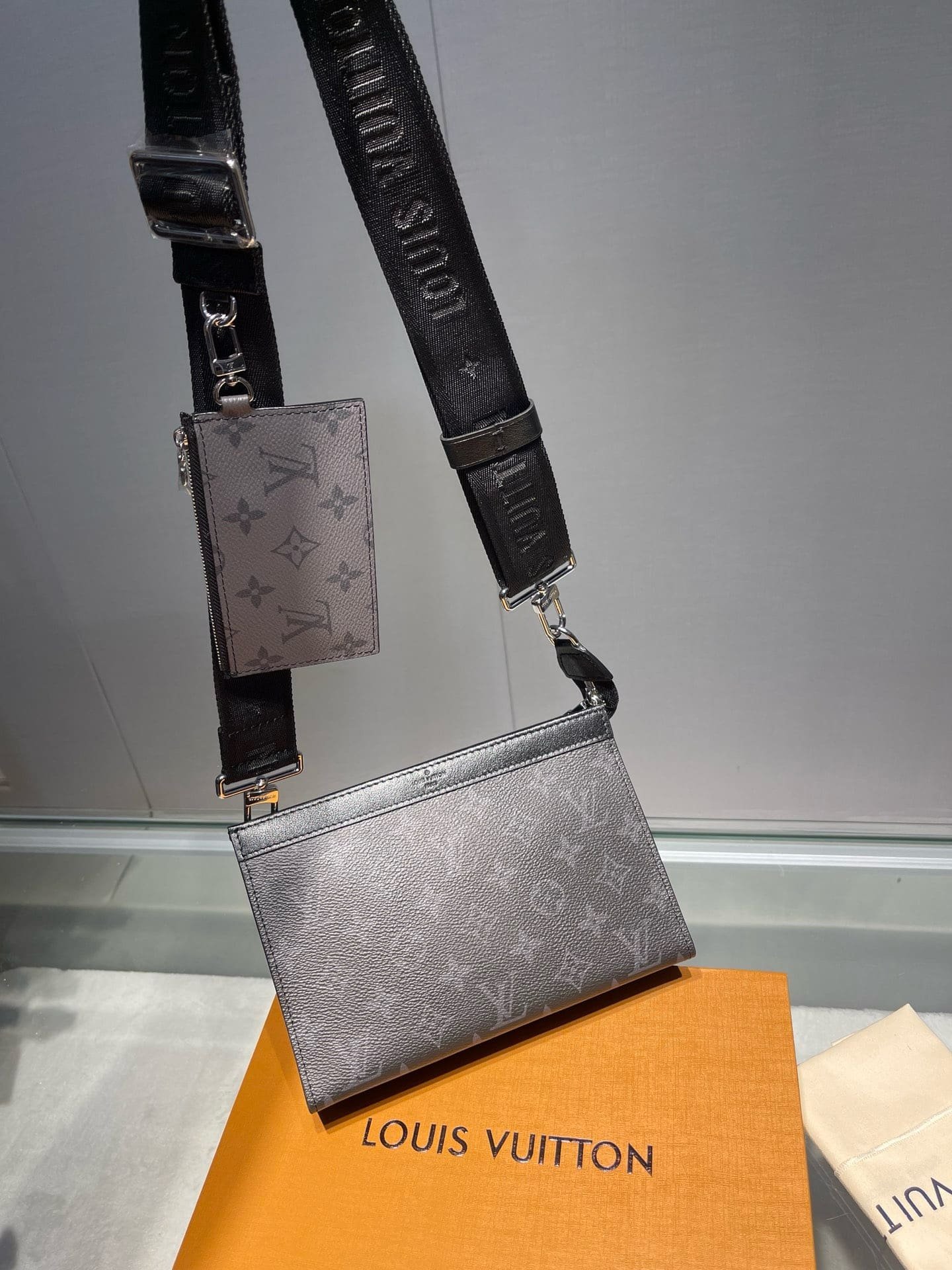 L0vis Vvtt0n M81124 Gaston Wearable Wallet