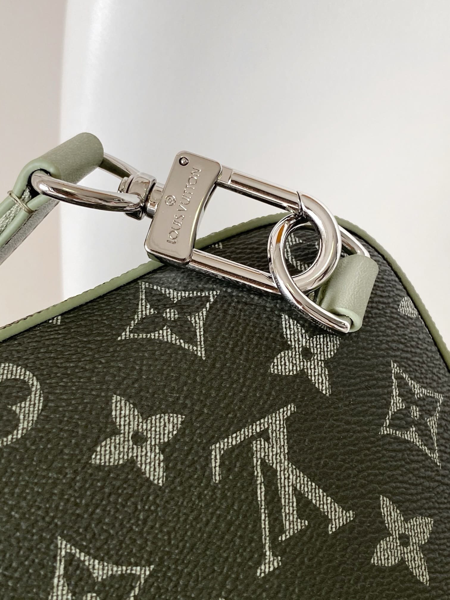 L0vis Vvtt0n M11702 Avenue Slingbag