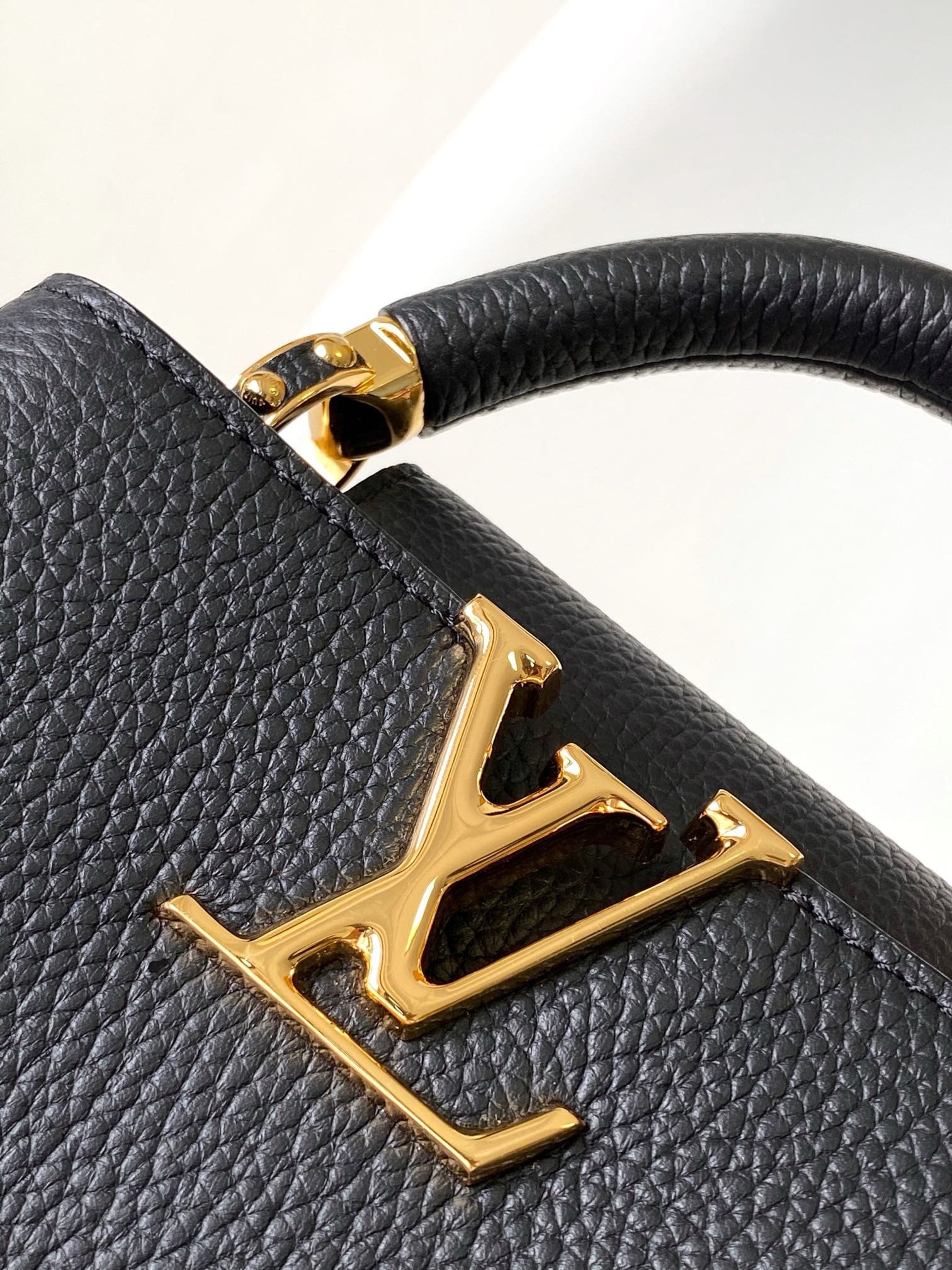 L0vis Vvtt0n M23943 Capucines Mini