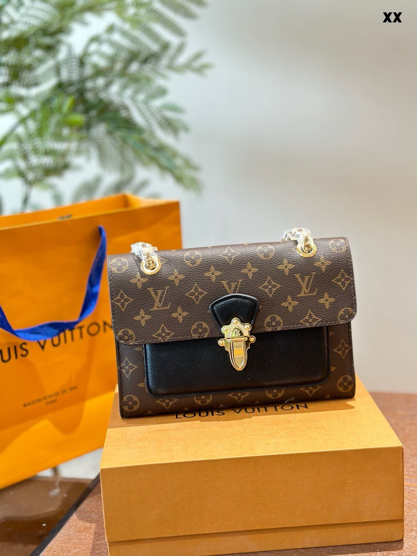 L0vis Vvtt0n Victoire Handbag Monogram Canvas and Leather