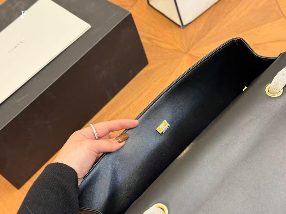 Ch**el 1992 shoulder bag with flap top