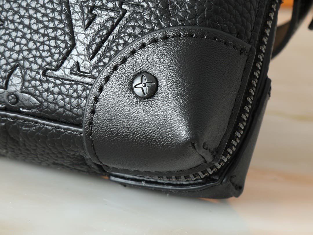 L0vis Vvtt0n M80224 Soft Trunk Wallet