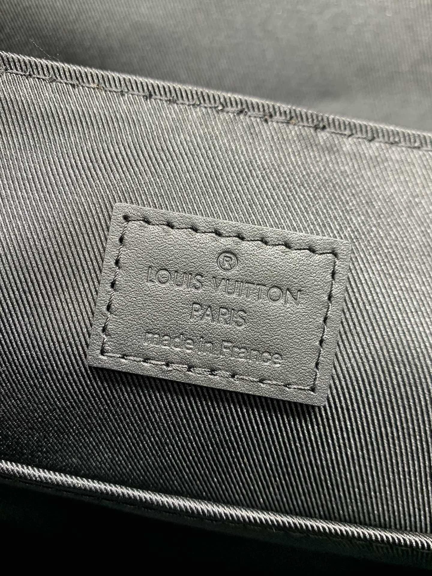 L0vis Vvtt0n M46972 LV Trail Messenger