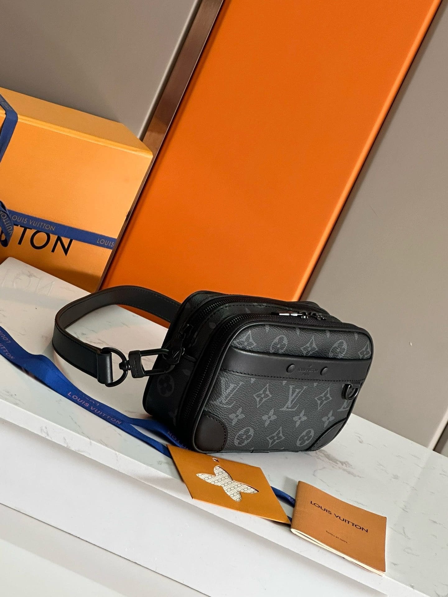 L0vis Vvtt0n M82542 Alpha wearable wallet