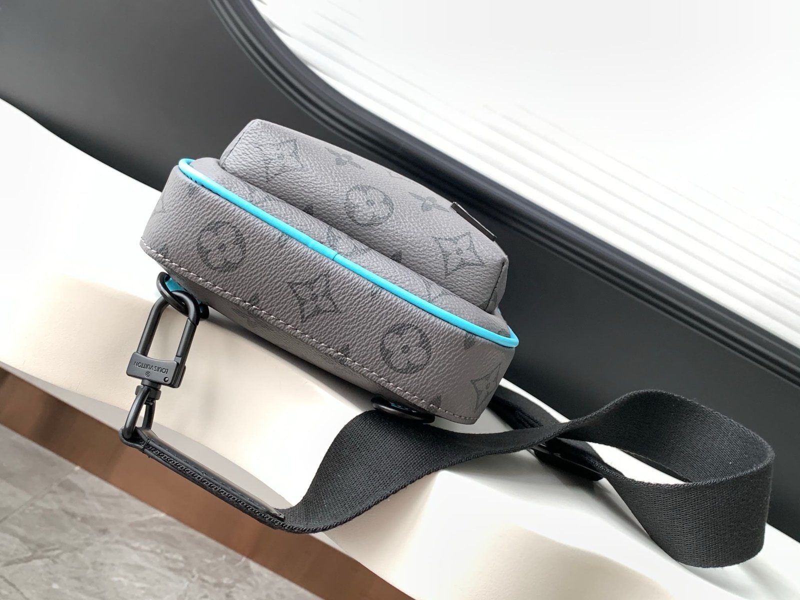 L0vis Vvtt0n M11703 Avenue Slingbag PM