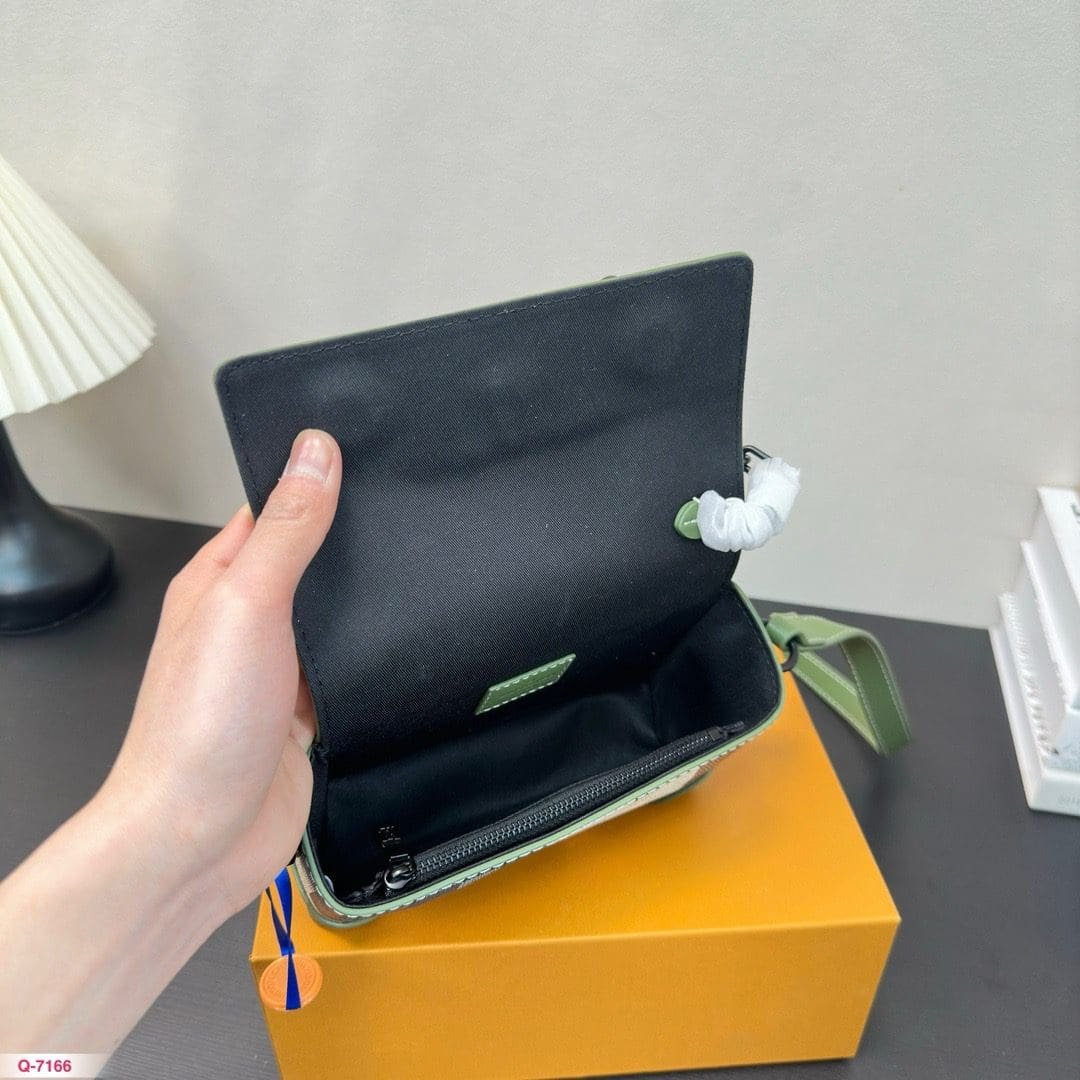 L0vis Vvtt0n M83172 Steamer Wearable Wallet