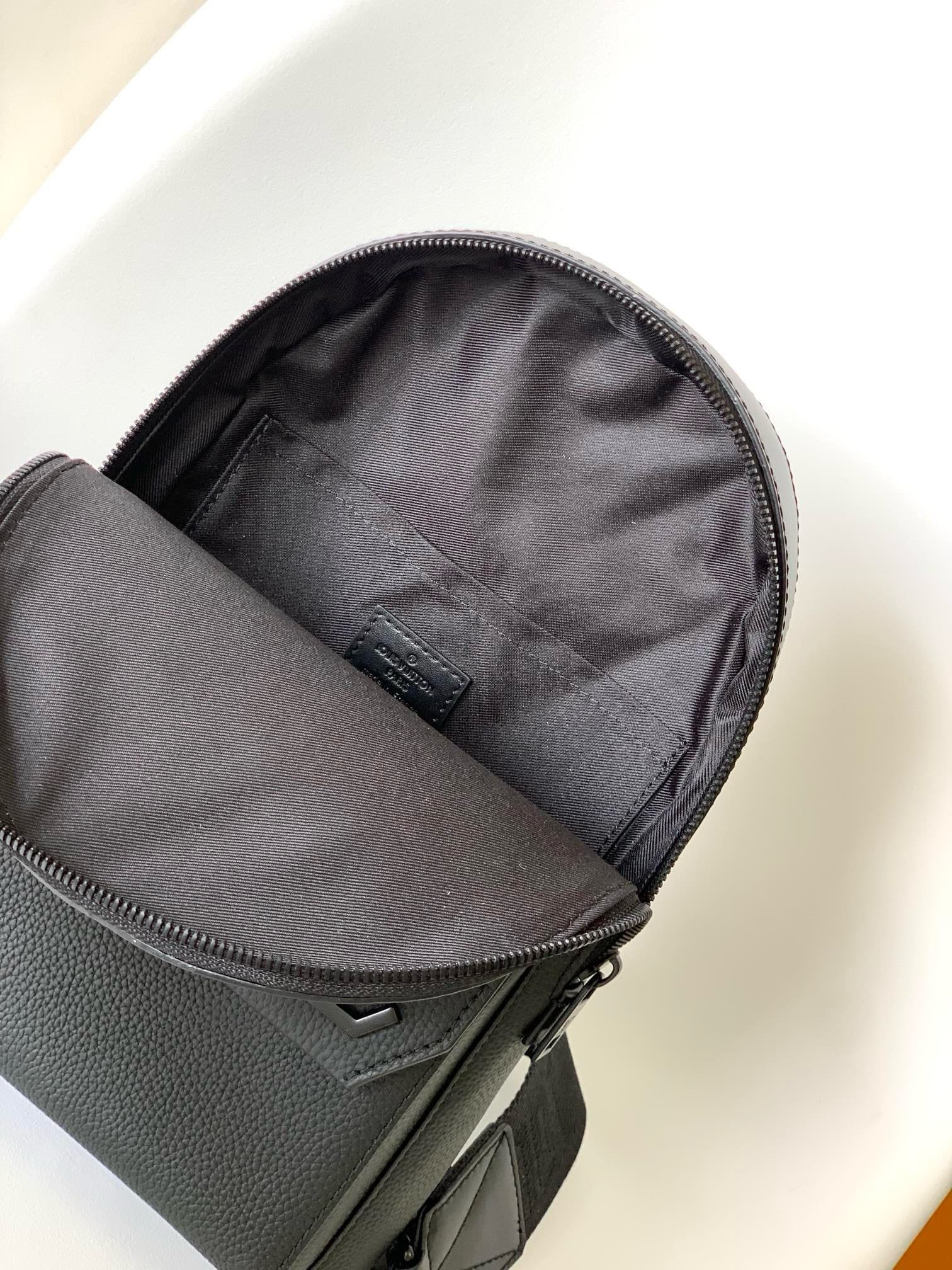 L0vis Vvtt0n M23736 Pilot Slingbag